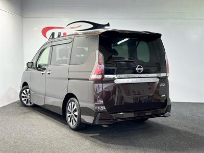 2017 Nissan Serena - Thumbnail