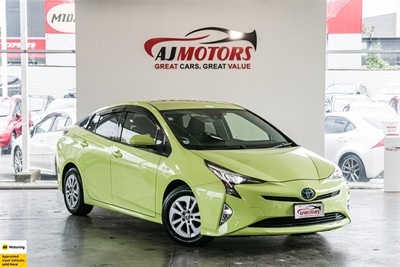 2016 Toyota Prius - Thumbnail