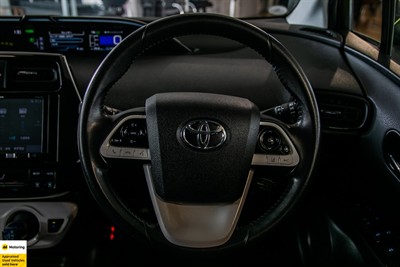 2016 Toyota Prius - Thumbnail