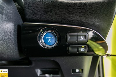 2016 Toyota Prius - Thumbnail