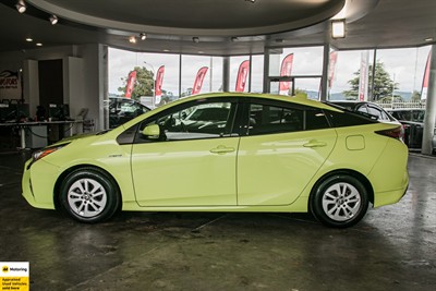 2016 Toyota Prius - Thumbnail