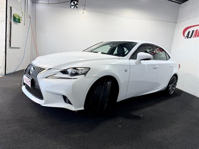 2013 Lexus IS 300h - Thumbnail