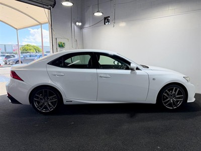 2013 Lexus IS 300h - Thumbnail