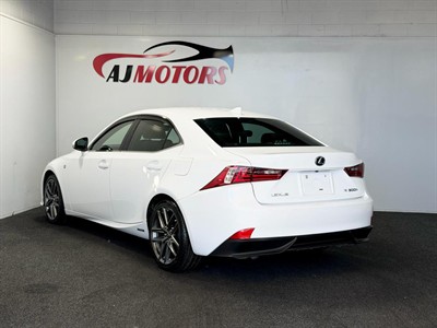 2013 Lexus IS 300h - Thumbnail