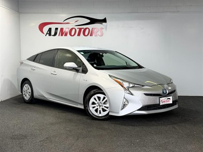 2016 Toyota Prius - Thumbnail