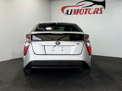 2016 Toyota Prius - Thumbnail