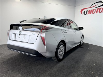2016 Toyota Prius - Thumbnail