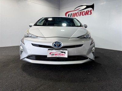 2016 Toyota Prius - Thumbnail