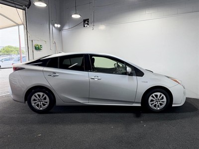 2016 Toyota Prius - Thumbnail
