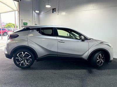 2017 Toyota C-HR - Thumbnail
