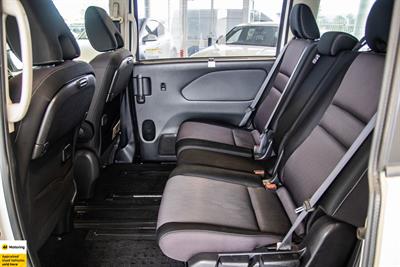 2017 Nissan Serena - Thumbnail