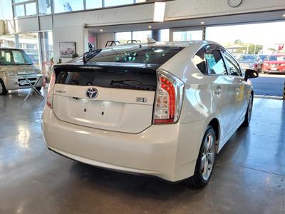 2014 Toyota Prius - Thumbnail