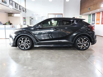 2017 Toyota C-HR - Thumbnail