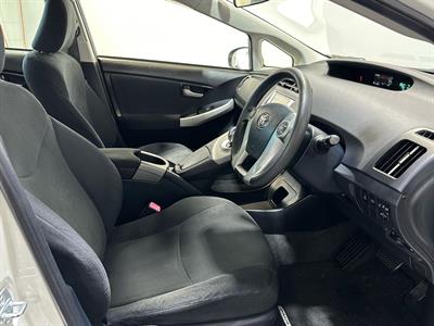 2013 Toyota Prius - Thumbnail
