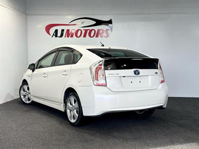 2013 Toyota Prius - Thumbnail