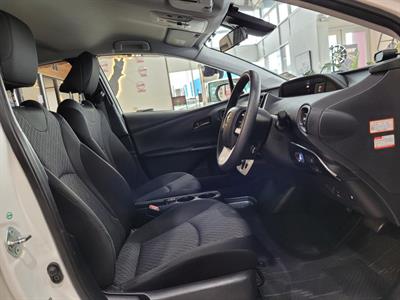 2017 Toyota Prius - Thumbnail