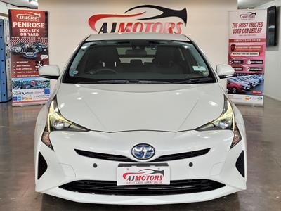 2017 Toyota Prius - Thumbnail
