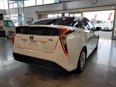 2017 Toyota Prius - Thumbnail