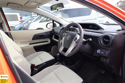 2013 Toyota Aqua - Thumbnail