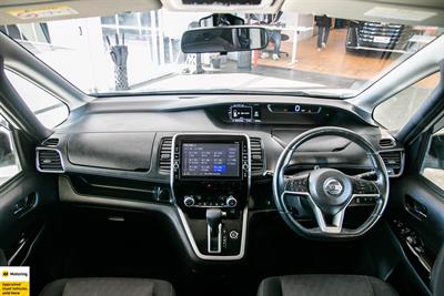2017 Nissan Serena - Thumbnail