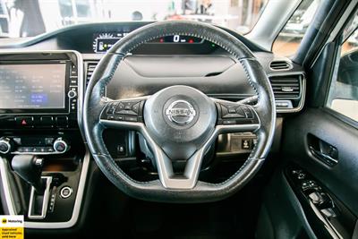 2017 Nissan Serena - Thumbnail