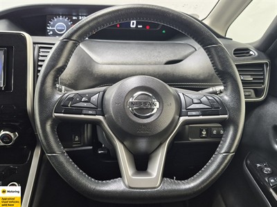 2016 Nissan Serena - Thumbnail