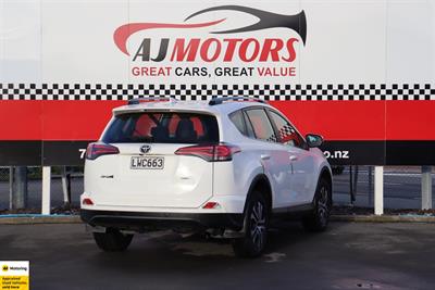 2018 Toyota RAV4 - Thumbnail