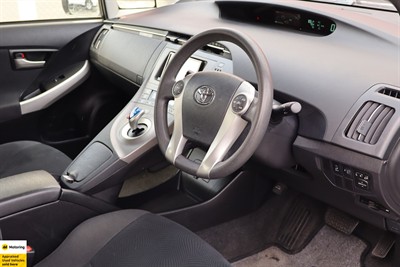 2016 Toyota Prius - Thumbnail