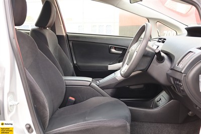 2016 Toyota Prius - Thumbnail