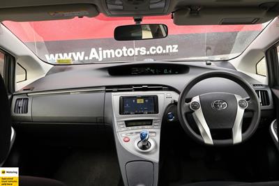 2016 Toyota Prius - Thumbnail