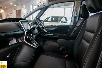 2016 Nissan Serena - Thumbnail