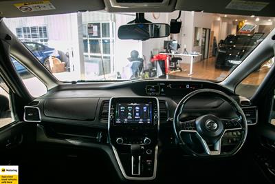 2016 Nissan Serena - Thumbnail