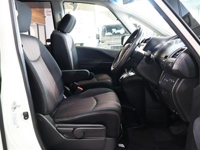 2016 Nissan Serena - Thumbnail