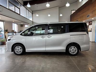 2014 Toyota Voxy - Thumbnail