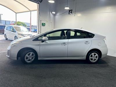 2015 Toyota Prius - Thumbnail