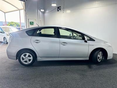 2015 Toyota Prius - Thumbnail