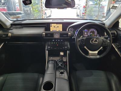 2013 Lexus IS 300h - Thumbnail