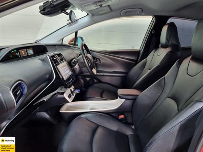 2016 Toyota Prius - Thumbnail