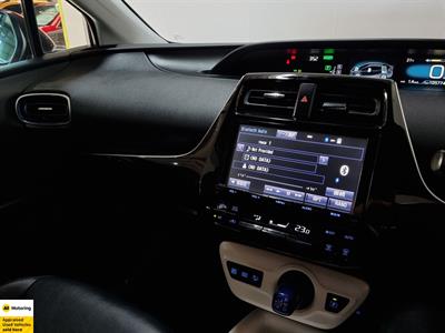 2016 Toyota Prius - Thumbnail