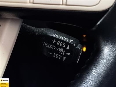 2016 Toyota Prius - Thumbnail