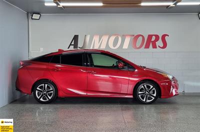 2016 Toyota Prius - Thumbnail