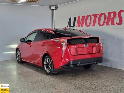 2016 Toyota Prius - Thumbnail