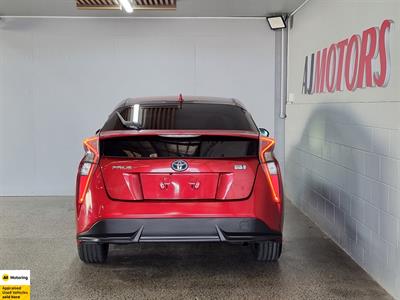 2016 Toyota Prius - Thumbnail