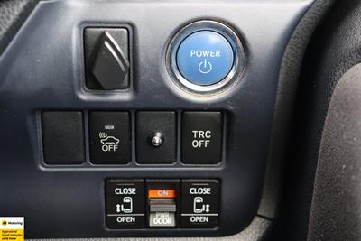 2014 Toyota Voxy - Thumbnail