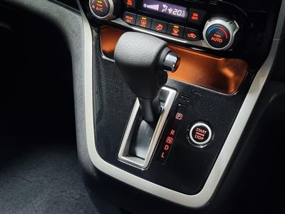 2017 Nissan Serena - Thumbnail