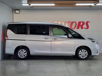 2017 Nissan Serena - Thumbnail