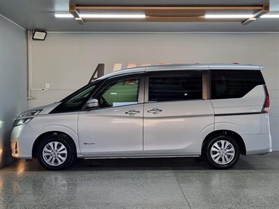 2017 Nissan Serena - Thumbnail