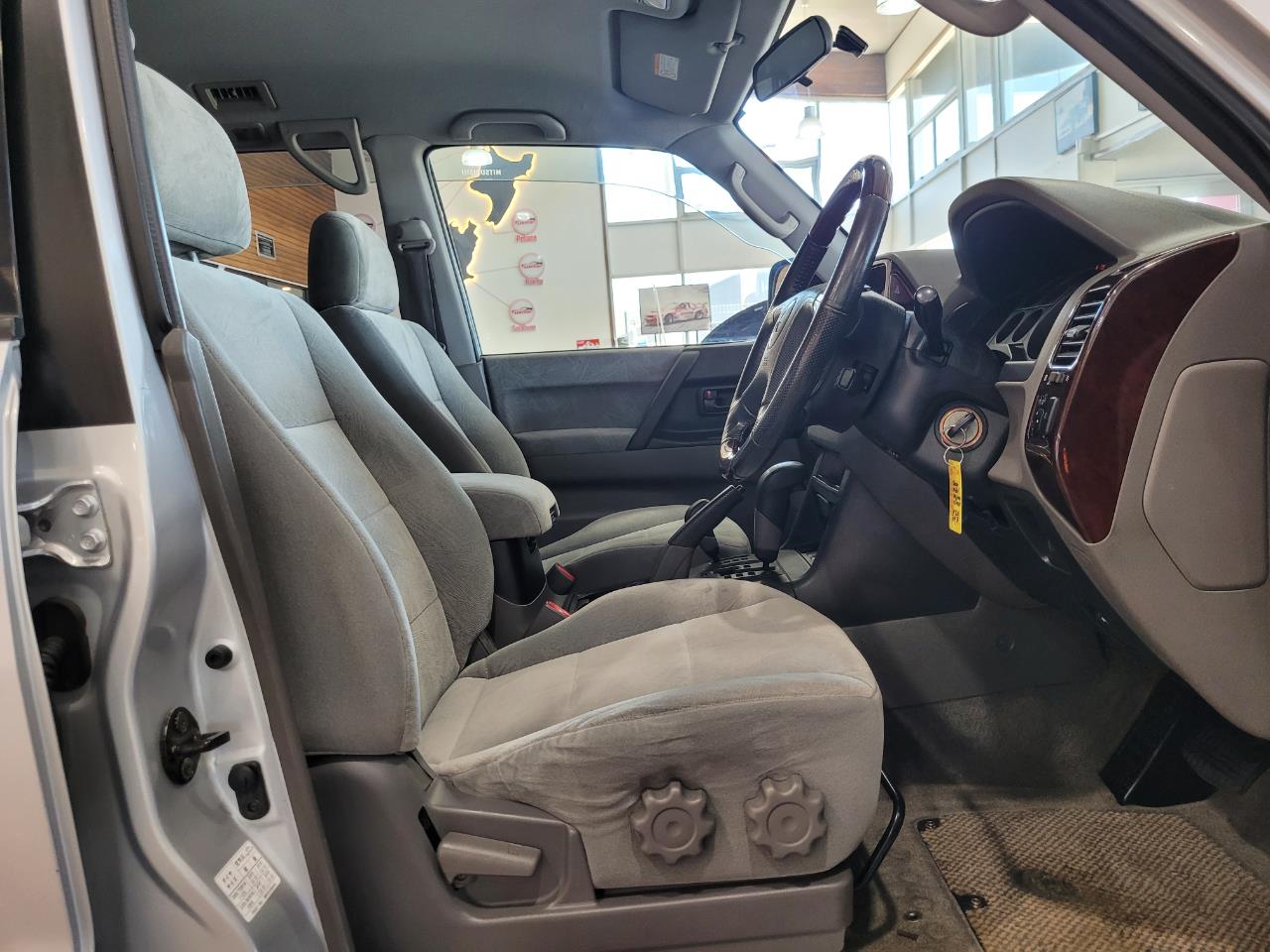 2000 Mitsubishi Pajero