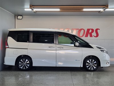 2017 Nissan Serena - Thumbnail