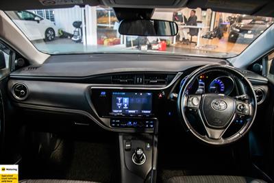 2016 Toyota Auris - Thumbnail